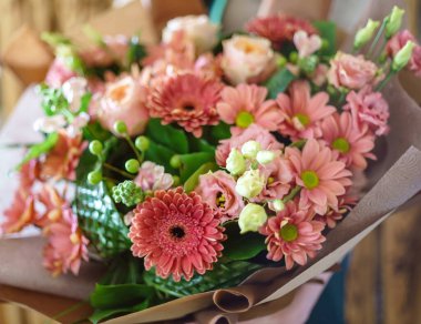 Ellerinde güzel bir buket