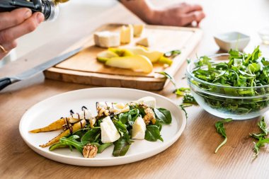 Şef mutfak salatası yapmak