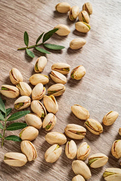 Pistachos Sobre Fondo Madera —  Fotos de Stock