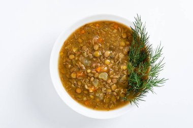 Beyaz arka planda yeşil mercimek çorbası