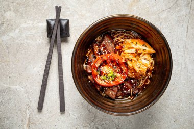 Domuz eti ve sebzeli erişte kasesi, Japonya 'da geleneksel öğle yemeği.