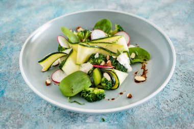 Fındıklı taze bahar salatası.