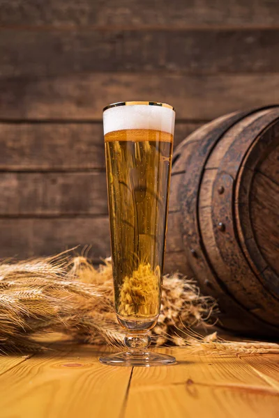 bira varil bira gözlük ahşap bir masa üzerinde 