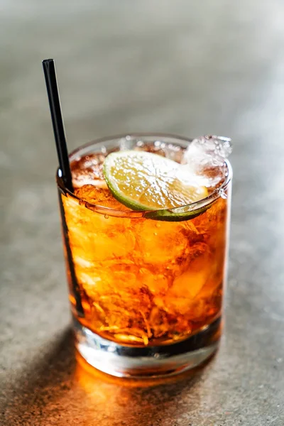 Smakelijke Alcoholische Ouderwetse Cocktail Bar — Stockfoto