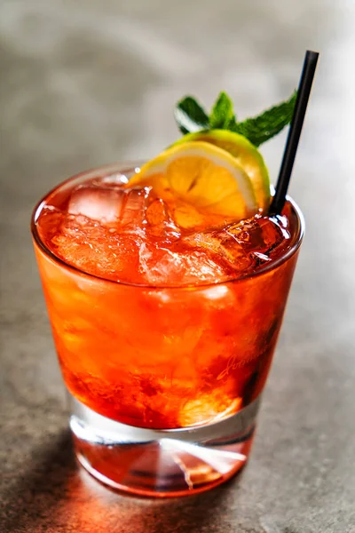 Νόστιμο Αλκοολούχο Παραδοσιακό Κοκτέιλ Στο Μπαρ — Φωτογραφία Αρχείου