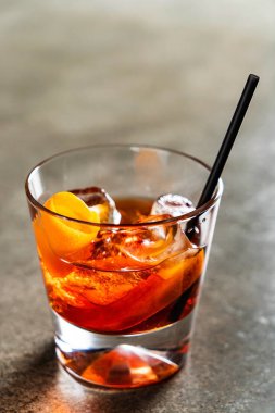 Barda alkollü bir kokteyl var.