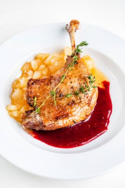  Kızılcık soslu ördek confit