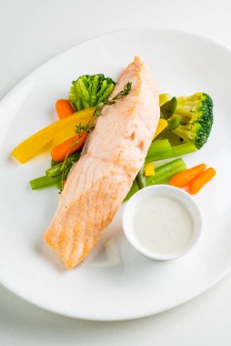 pişmiş sebze ile Somon fileto 