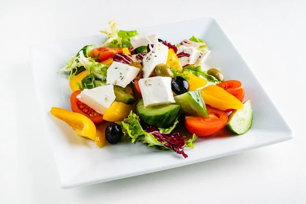 白いプレートにフェタチーズのギリシャ風サラダ — ストック写真
