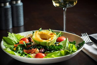 avokado ve kinoalı salata