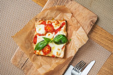 Pizzacıda bir dilim İtalyan pizzası.