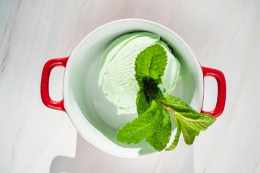 Naneli dondurma topu.