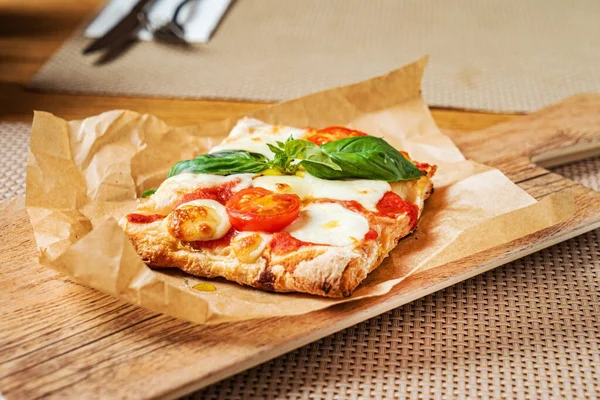 比萨店的意大利披萨片 — 图库照片