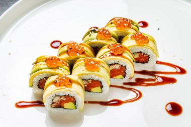 Beyaz tabakta lezzetli suşi.