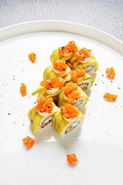 Beyaz tabakta lezzetli suşi.