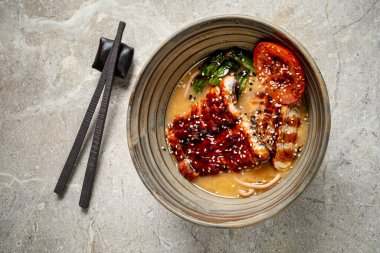 Taş zeminde Japon yemeği.