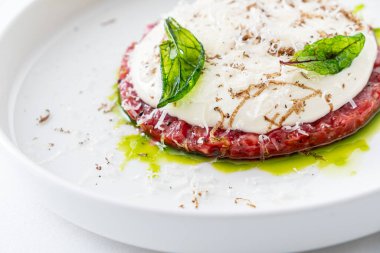 Beyaz tabakta sığır eti.