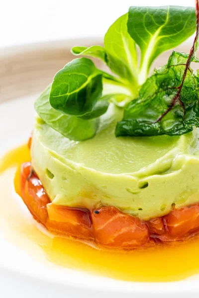 Zalmtartaar Met Avocado Mousse — Stockfoto