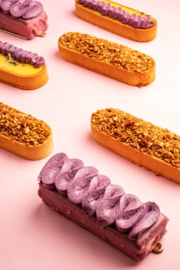 Pembe arka planda Fransız ekleriName