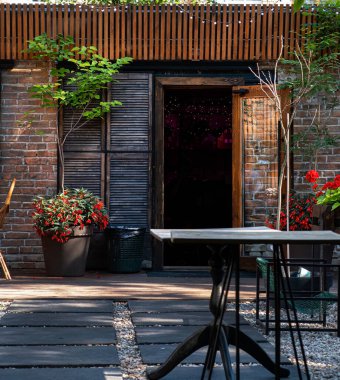 Güzel çiçeklerle dolu yaz terası.