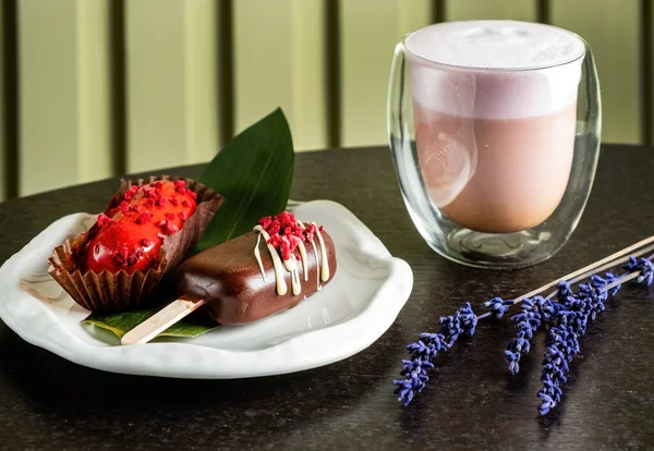 Cappuccino Med Lavendelsirap Och Söt Dessert — Stockfoto