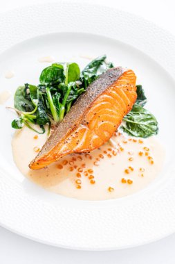 Ispanaklı ve havyarlı somon bifteği.