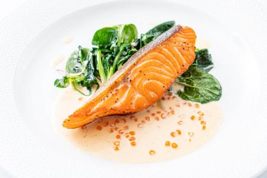 Ispanaklı ve havyarlı somon bifteği.