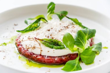 Beyaz tabakta etli tartar.