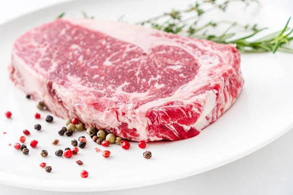 Gros Plan Steak Aux Côtes Boeuf Isolé Sur Blanc — Photo