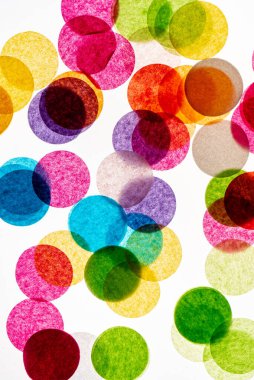 beyaz arkaplanda kağıt renkleri