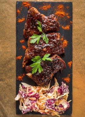 Kızarmış pirzola ve lahana salatası.