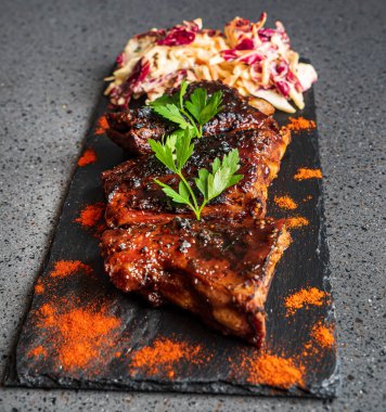 Kızarmış pirzola ve lahana salatası.