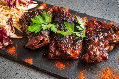 Kızarmış pirzola ve lahana salatası.