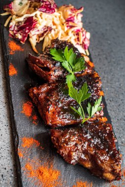 Kızarmış pirzola ve lahana salatası.