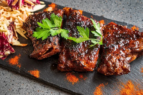 Kızarmış pirzola ve lahana salatası.