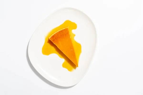Tarta Queso Mango Sobre Fondo Blanco — Foto de Stock