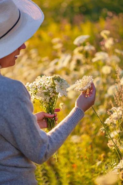 Retrato Mujer Caucásica Bonita Con Ramo Flores Manzanilla Blanca — Foto de Stock