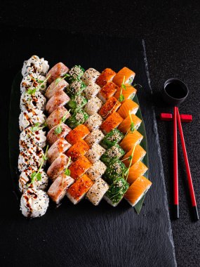 Siyah arka planda lezzetli suşi.