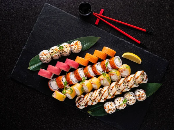 Siyah arka planda lezzetli suşi.