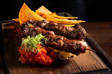 Ürdün Caddesi restoranında Arapça kebap şişleri mix