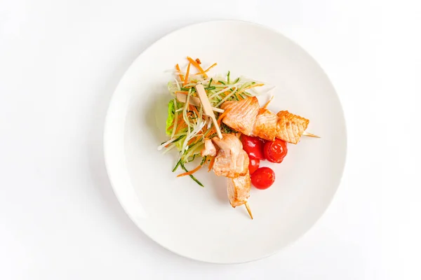 Lachskebab Mit Frischem Salat — Stockfoto