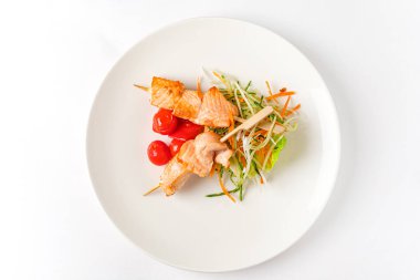 Taze salatalı somon kebabı