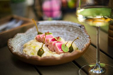 Restoranda lüks bir akşam yemeği.