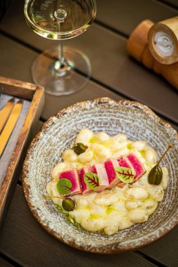 Restoranda lüks bir akşam yemeği.