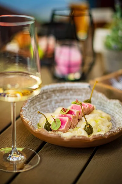 Restoranda lüks bir akşam yemeği.