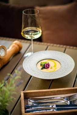 Restoranda krema çorbası.