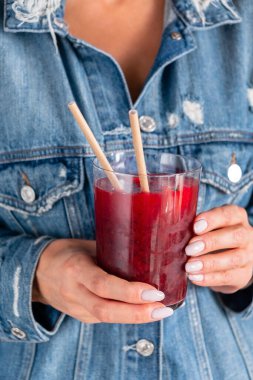 Yaz berry içki otlar ile