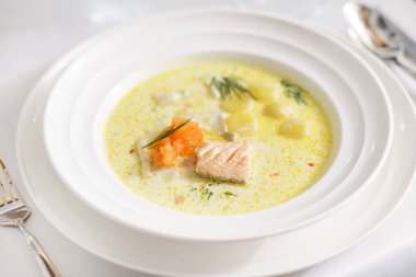 Somon, patates ve kremalı balık çorbası.