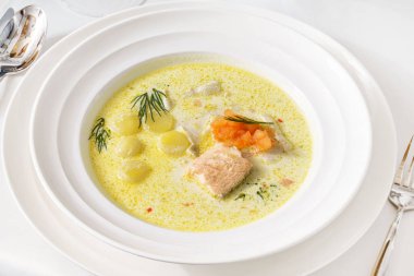 Somon, patates ve kremalı balık çorbası.