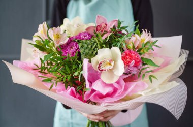 Ellerinde güzel çiçekler.